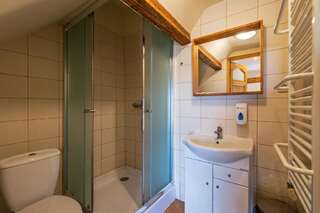 Отели типа «постель и завтрак» Villa Hubertus Сребрна Гура Трехместный номер с ванной комнатой-3
