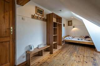 Отели типа «постель и завтрак» Villa Hubertus Сребрна Гура Трехместный номер с ванной комнатой-4