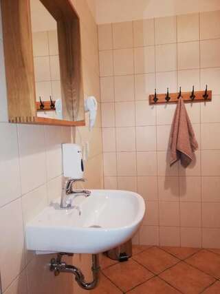 Отели типа «постель и завтрак» Villa Hubertus Сребрна Гура Четырехместный номер с собственной ванной комнатой-6
